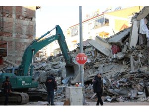 Enkaz altındaki 65 yaşındaki kadına ulaşılmaya çalışılıyor