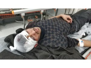 Evin kapısını kırıp sopayla 2 kişiyi hastanelik ettiler
