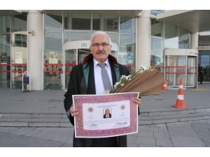 70 yaşında çocukluk hayalini gerçekleştirip avukat oldu