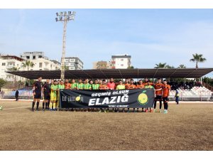 Erdemli’de futbolcular açtıkları pankartla Elazığ depreminin acısını paylaştı
