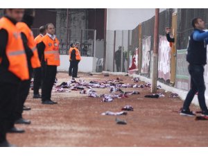 Hatayspor-Menemenspor maçında atkılar sahaya atıldı