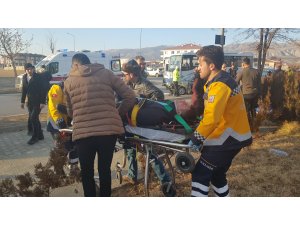 Erzincan'da iki otomobilin çarpıştığı kazada 4 kişi yaralandı