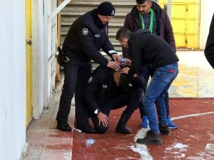 Kütahya’da olaylı maç, bir polis memuru başından yaralandı