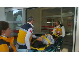 Genç kız balkondan düştü
