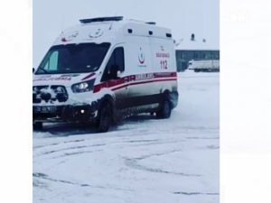 Ambulansla karlı zeminde drift