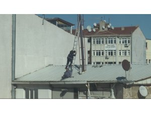 3 katlı binanın tepesinde yürekleri ağza getiren anlar