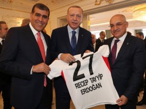 Cumhurbaşkanı Erdoğan’a 27 numaralı Gaziantep FK forması