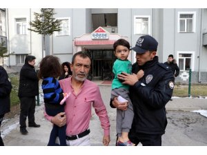 Kayseri’de yangından kurtulan 2 kardeş etrafı seyretti