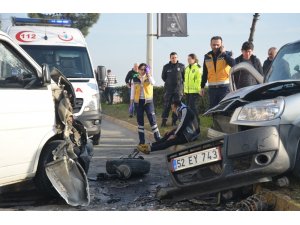 Ticari araçla minibüs kafa kafaya çarpıştı: 5 yaralı