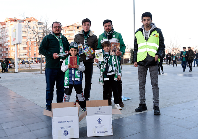 Konyasporlu taraftarlar binlerce kitap topladı