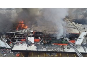 Sebze ve meyve deposunda çıkan yangın 2 saatte kontrol altına alındı