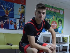 Yaşından fazla madalya sahibi