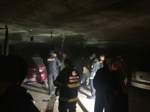 Garaja park edilen araç alev aldı