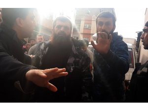 Yaralı yakınları gazetecilere saldırdı