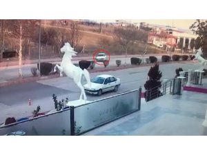 Lastiği patlayan otomobilin kaza anı kamerada