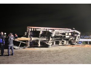 Kocaeli'de çekici devrildi: 2 ölü, 6 yaralı