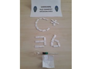Sarıkamış’ta uyuşturucuyu küp şeker şeklinde saklamışlardı