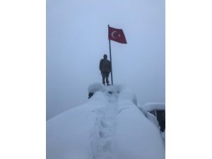 Güvenlik korucuları sınırda bayrak nöbetinde
