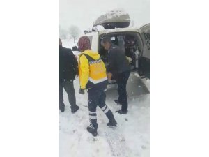 Kar yolları kapattı, 112 ekipleri hastaya ulaşmak için seferber oldu