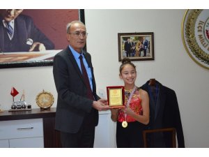 Didimli minik cimnastikçiler plaketle ödüllendirildi