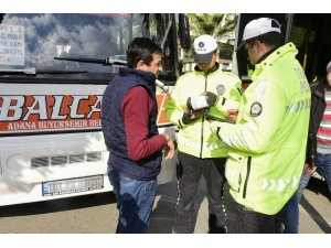 Polis yolcu kılığına girip kurallara uymayan şoförlere ceza kesti