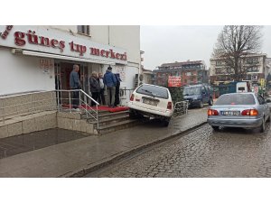 Direksiyon hakimiyetini kaybeden sürücü, hastanenin merdivenlerinde asılı kaldı