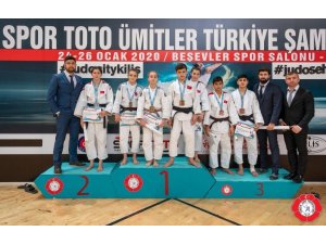 Judoculardan madalya yağmuru