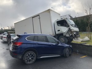 Avcılar’da sitenin bahçesine uçan kamyon kamerada