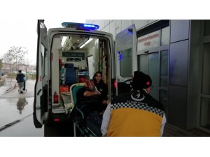 Sigara sarma makinesine elini kaptıran kadını itfaiye kurtardı