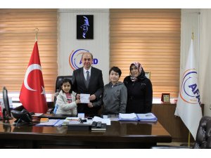 İlkokul öğrencisi iki kardeş karne harçlıklarını depremzedelere bağışladı