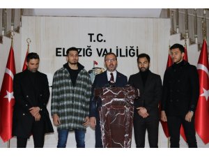 Bakan Kasapoğlu ve milli futbolcular destek için Elazığ’da