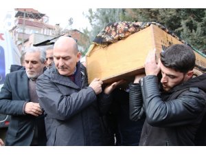 Enkazdan son çıkartılan yaşlı kadının cenaze namazı kılındı