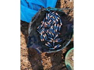 Bitlis'te PKK'lı teröristlerce araziye gizlenmiş malzemeler bulundu