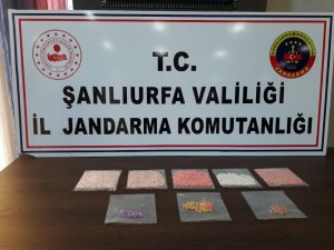 Tezek yığınları arasında uyuşturucu hapları narkotik köpeği buldu