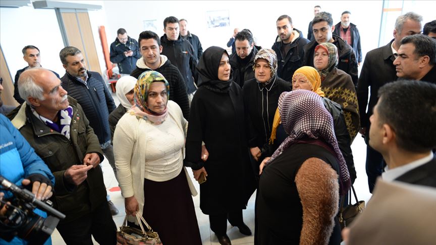 Diyarbakır anneleri, depremzedeleri ziyaret edip ördükleri atkı, bere ve eldivenleri verdi