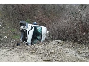 Kamyonet takla attı: 2 yaralı