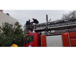 Alzaymır hastası yaşlı kadın yanan evden böyle kurtarıldı