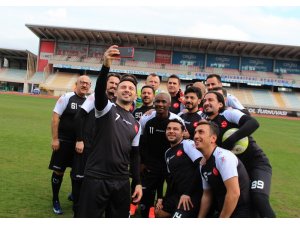 Suriyeli gençler, eski ünlü futbolcularla gösteri maçına çıktı