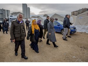 "Diyarbakır anneleri" Elazığ'da çadır kenti ziyaret etti