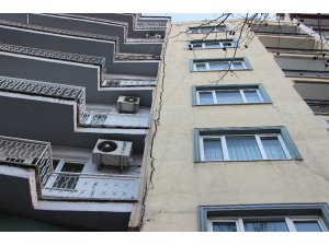 Deprem sırasında meydana gelen sıva çatlağı paniğe neden oldu
