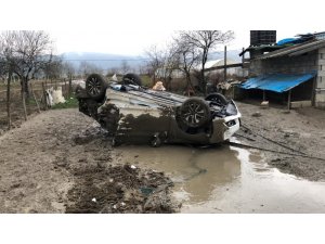 Şarampole uçan araçtan bebekleriyle sağ çıktılar