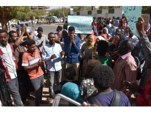 Sudan Dışişleri Bakanlığı önünde BAE karşıtı gösteri düzenlendi