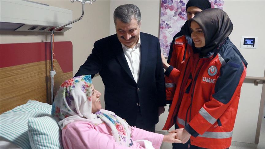 Bakan Koca, enkaz altından çıkarılan Yamış ile "onu hayata bağlayan" Kuştepe'yi buluşturdu