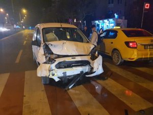 Hızını alamayan kamyonet ticari taksiye çarptı...