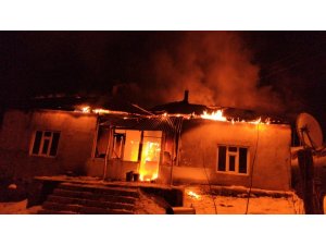 Cinnet getiren şahıs evini ateşe verdi