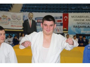 Özel gereksinimli sporcular mindere çıktı, performansları ayakta alkışlandı