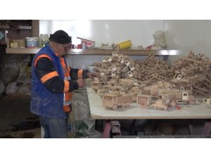 Ahşap, ’Şeref Usta’nın elinde oyuncağa dönüşüyor