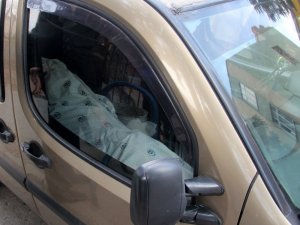 Cesetle yolculuk polisi alarma geçirdi