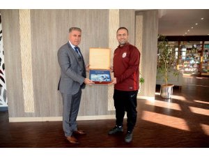 Kuşadası Belediyesi’nden Galatasaray kampına ziyaret