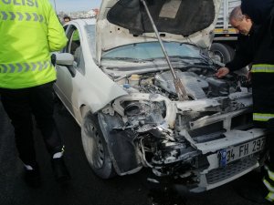 Kaza yapan otomobili küle dönmekten itfaiye kurtardı